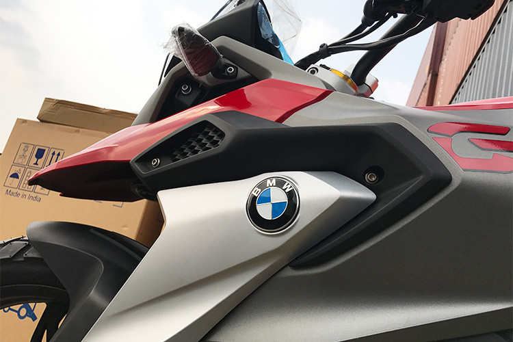 Xe sở hữu tay lái cao, rộng - đồng hồ xe dạng full LCD hiện đại, có báo cấp số và các thông tin cần thiết. Tay lái của xe thiết kế cao, vừa tầm với cho người sử dụng và được sơn tĩnh điện màu đen. Các nút bấm trên xe thiết kế đơn giản hơn nhiều so với các đàn anh nhà BMW Motorrad.