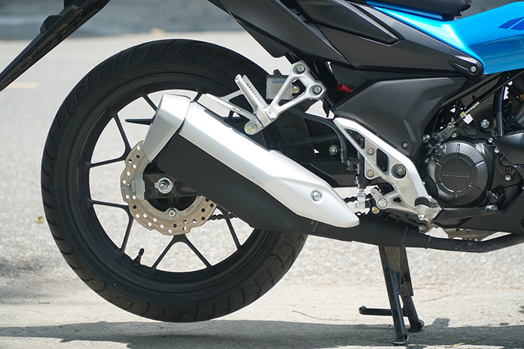 Phần yên cứng, kết hợp với vòng tay lái rộng khiến người lái ngồi lâu gò lưng dễ mỏi. Phần màn hình ở cụm đồng hồ là điểm gây tranh cãi trên Honda Winner X. Nhiều biker đánh giá thiết kế mới đột phá, trông hầm hố nhưng một số không nhỏ cho rằng chi tiết này rối mắt, chỉ dễ quan sát vào ban đêm còn ban ngày gây vướng hoặc khó nhìn.