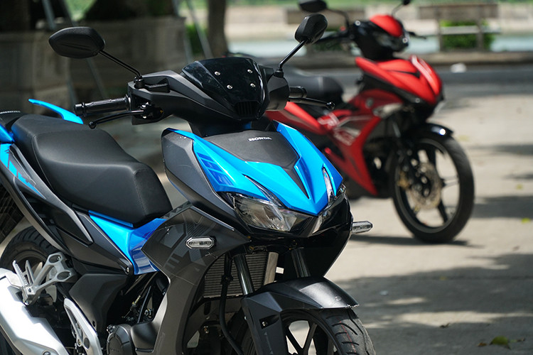 Yamaha Exciter từ lâu được biết tới với ngôn ngữ thiết kế thể thao, cơ bắp và cá tính thừa hưởng phong cách từ những mẫu xe phân khối lớn. Đây chính là “điểm nhấn” đã đem tới sự thu hút đối với lớp khách hàng trẻ tuổi. Có vẻ phong cách thiết kế này cũng được HVN áp dụng trên phiên bản Honda Winner X mới, tuy nhiên sự thay đổi này liệu có sáng tạo?