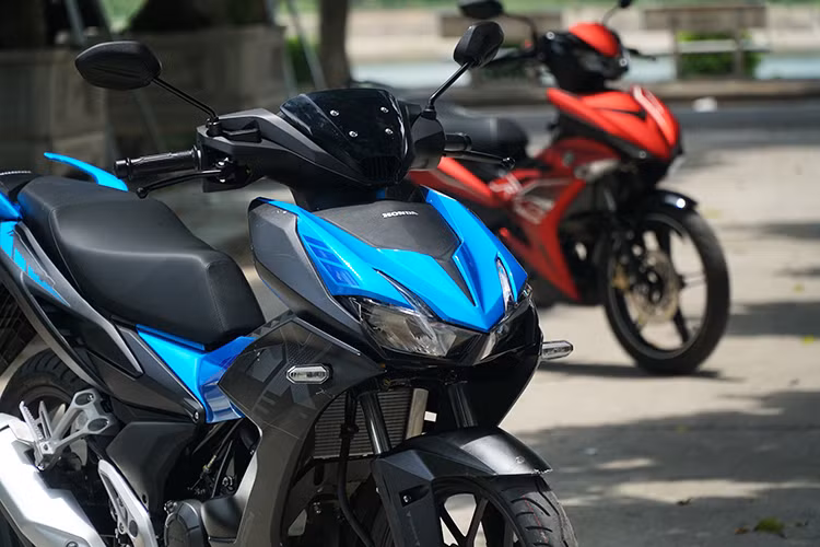 Yamaha Exciter từ lâu được biết tới với ngôn ngữ thiết kế thể thao, cơ bắp và cá tính thừa hưởng phong cách từ những mẫu xe phân khối lớn. Đây chính là “điểm nhấn” đã đem tới sự thu hút đối với lớp khách hàng trẻ tuổi. Có vẻ phong cách thiết kế này cũng được HVN áp dụng trên phiên bản Honda Winner X mới, tuy nhiên sự thay đổi này liệu có sáng tạo?