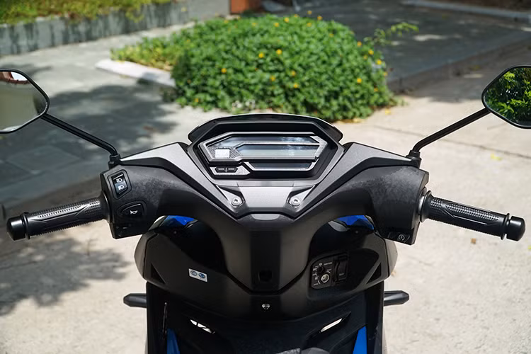 Honda muốn mang tới nét thể thao để cạnh tranh với Exciter tuy nhiên trên thực tế, thiết kế của Winner X lại mang nhiều nét lai tạp từ thiết kế xe ga như AirBlade hay Vario. Bên cạnh đó, hệ số cản gió của Winner X là cao, giảm khả năng tăng tốc của xe cũng như kém linh hoạt khi vào cua.