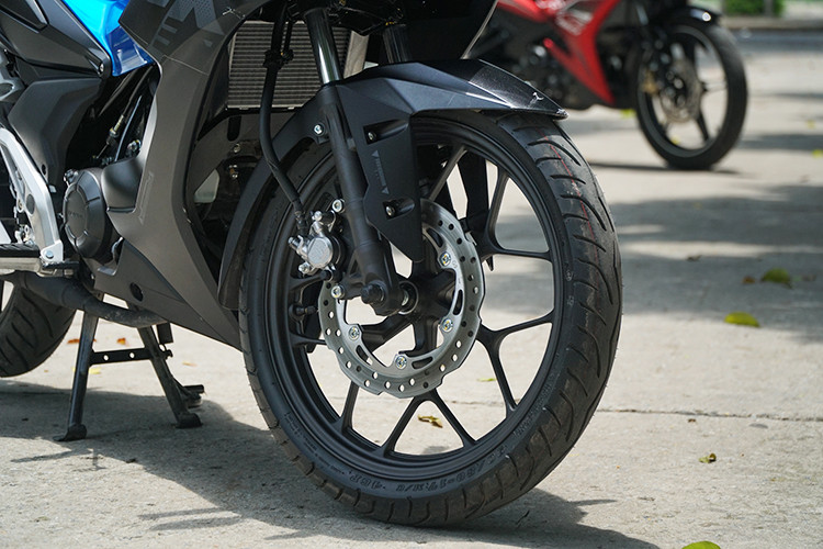 Cụm đèn xi-nhan trên Yamaha Exciter 150 được đánh giá là mang tính thẩm mỹ và thực dụng hơn khi được tích hợp vào phần yếm xe thay vì đặt rời sang 2 bên như Honda Winner X. Đã có rất nhiều khách hàng sau khi sở hữu phiên bản Honda Winner X đã thực hiện việc thay thế hệ thống đèn báo rẽ tiêu chuẩn trên xe. Rõ ràng hệ thống đèn báo rẽ trước trên Winner X mang tới hiệu quả hình ảnh tốt cho xe, nhưng trong quá trình sử dụng dễ gây đâm đụng và chi phí thay thế cũng khá cao.