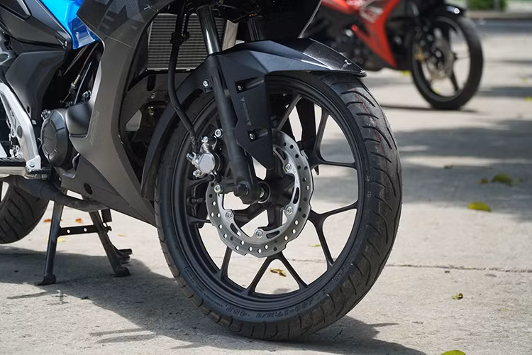 Cụm đèn xi-nhan trên Yamaha Exciter 150 được đánh giá là mang tính thẩm mỹ và thực dụng hơn khi được tích hợp vào phần yếm xe thay vì đặt rời sang 2 bên như Honda Winner X. Đã có rất nhiều khách hàng sau khi sở hữu phiên bản Honda Winner X đã thực hiện việc thay thế hệ thống đèn báo rẽ tiêu chuẩn trên xe. Rõ ràng hệ thống đèn báo rẽ trước trên Winner X mang tới hiệu quả hình ảnh tốt cho xe, nhưng trong quá trình sử dụng dễ gây đâm đụng và chi phí thay thế cũng khá cao.