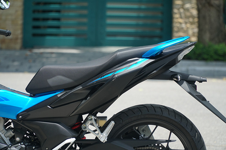 Với thiết kế đèn pha đặt thấp của Honda Winner X, tuy đem tới vẻ thể thao, song thiết kế này ít nhiều sẽ ảnh hưởng tới dải chiếu sáng của đèn pha khi chạy trong điều kiện trời tối. Rõ ràng việc đặt đè pha như trên Yamaha Exciter vẫn mang tới hiệu quả trong khi sử dụng tới hơn so với Honda Winner X. Nhất là khi cả 2 đều sử dụng bóng LED ánh sáng trắng, khá khó quan sát khi di chuyển trong đêm tối.