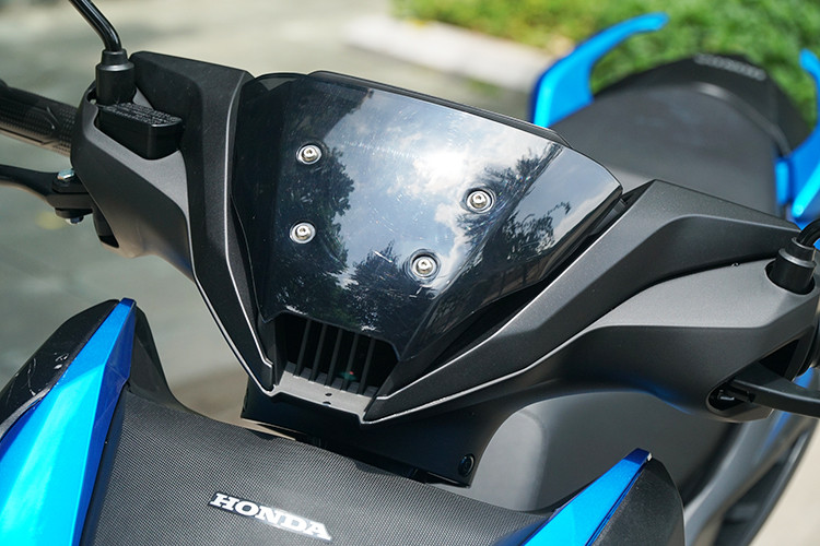 Đầu xe Honda Winner X đã được làm mới hoàn toàn với phần yếm xe bề thế vạm vỡ, khác biệt so với Winner 150 trước đây. Cùng với đó là cụm đèn pha đôi, dạng LED, được đặt thấp có thiết kế tương tự các mẫu xe ga của Honda hiện tại. To hơn, vạm vỡ nhưng lại mong manh và yếu hơn, đây là đánh giá chung của các khách hàng về thiết kế dàn áo của Honda. Dàn nhựa của xe bị cho là ọp ẹp, độ hoàn thiện thấp.