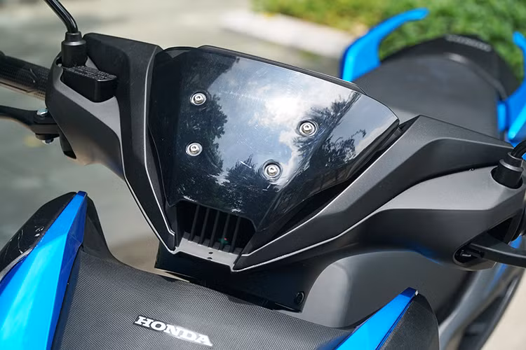 Đầu xe Honda Winner X đã được làm mới hoàn toàn với phần yếm xe bề thế vạm vỡ, khác biệt so với Winner 150 trước đây. Cùng với đó là cụm đèn pha đôi, dạng LED, được đặt thấp có thiết kế tương tự các mẫu xe ga của Honda hiện tại. To hơn, vạm vỡ nhưng lại mong manh và yếu hơn, đây là đánh giá chung của các khách hàng về thiết kế dàn áo của Honda. Dàn nhựa của xe bị cho là ọp ẹp, độ hoàn thiện thấp.