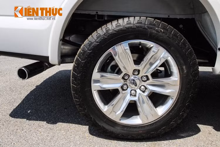 F-150 của Ford được trang bị dàn lốp mạnh mẽ với mâm mạ crom 6 chấu.