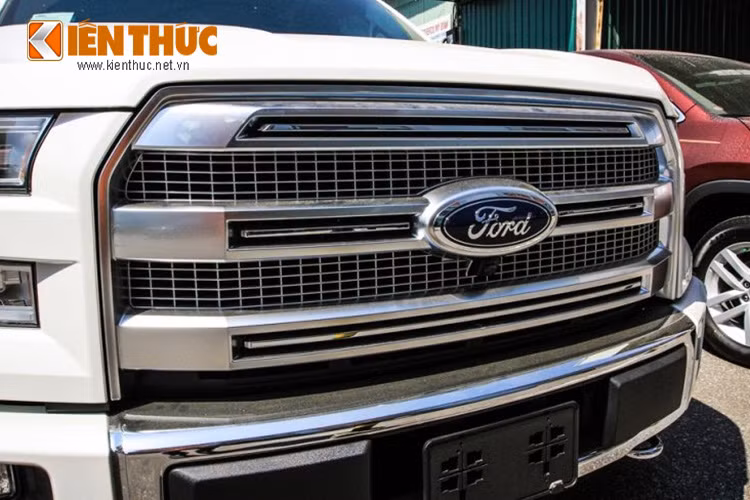 Ford F-150 Platinum được trang bị lưới tản nhiệt cỡ lớn, đúng với chất cơ bắp Mỹ.