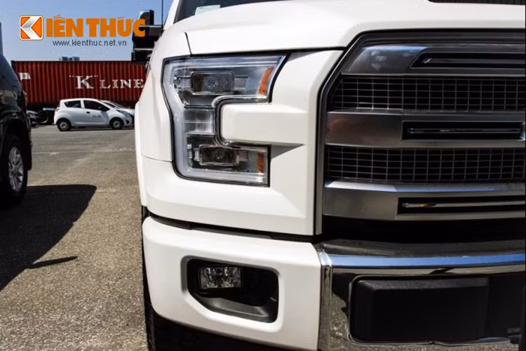 Ford F-150 Platinum còn được trang bị thêm nút bấm khởi động, đèn pha và đèn hậu LED.