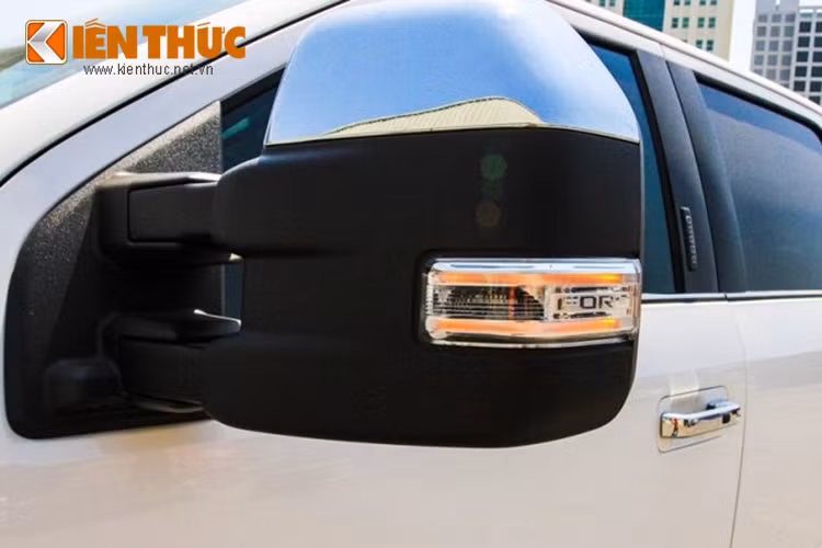 Gương chiếu hậu xe được tích hợp thêm đèn chiếu sáng, một cặp biến thế AC 400W và hệ thống phát hiện điểm mù.