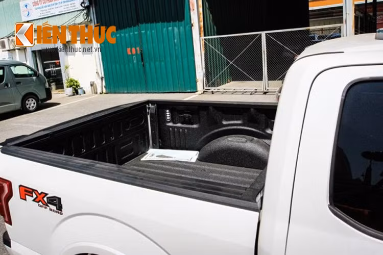 Với thùng chở hàng hiện đại, cửa mở sau có thể mở tự động từ xa và dễ dàng tạo thành 1 mặt phẳng khi cần thiết.