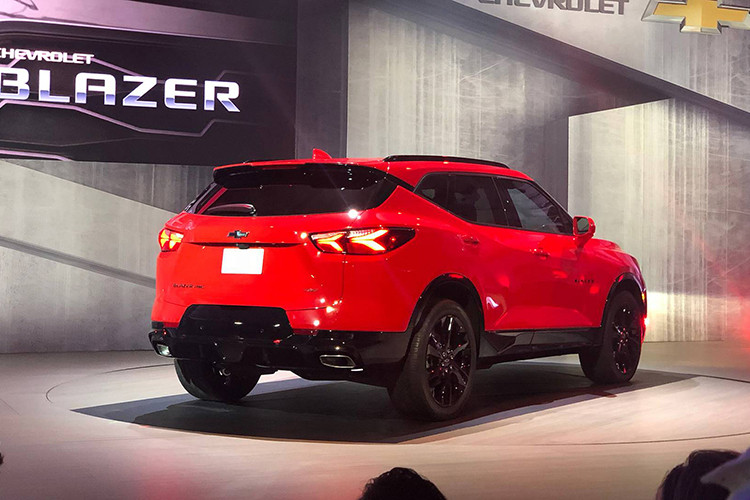 Đằng sau Chevrolet Blazer 2019 là cụm đèn hậu LED hiện đại và ống xả vuông vắn. Có thể nói, Chevrolet Blazer 2019 sẽ khiến một số người liên tưởng đến Mitsubishi Outlander Sport và thậm chí cả Infiniti QX50.