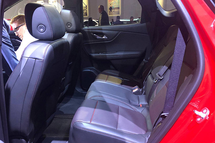 Chưa hết, bản tiêu chuẩn của Chevrolet Blazer 2019 còn có hộc găng tay khóa điện tử, mở cửa/khởi động máy không chìa, chế độ lái dành riêng cho các tài xế tuổi vị thành niên, tính năng nhắc nhở cha mẹ kiểm tra ghế sau trước khi rời xe, camera lùi HD, hàng ghế sau trượt tùy chỉnh và ghế lái chỉnh cơ 6 hướng.