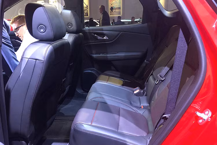 Chưa hết, bản tiêu chuẩn của Chevrolet Blazer 2019 còn có hộc găng tay khóa điện tử, mở cửa/khởi động máy không chìa, chế độ lái dành riêng cho các tài xế tuổi vị thành niên, tính năng nhắc nhở cha mẹ kiểm tra ghế sau trước khi rời xe, camera lùi HD, hàng ghế sau trượt tùy chỉnh và ghế lái chỉnh cơ 6 hướng.