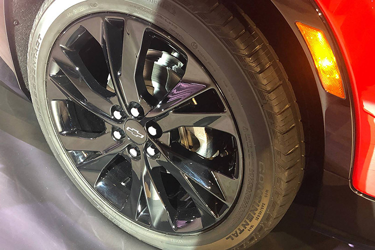 Tại thị trường Mỹ, xe có 3 cấu hình trang bị riêng, bao gồm bản tiêu chuẩn, Premiere và RS với la zăng 18 tới 21 inch tùy phiên bản. Tản nhiệt, ốp chrome hay bộ bodykit riêng dành cho bản RS là những chi tiết giúp người dùng có thể phân biệt được cấu hình của mẫu Blazer nào.