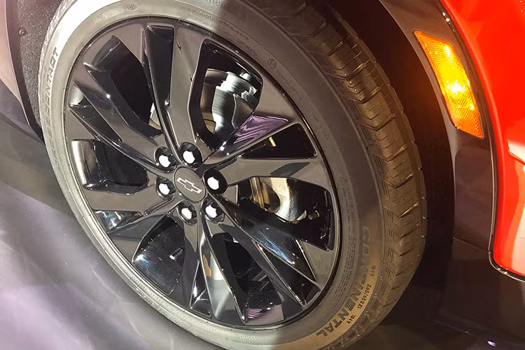 Tại thị trường Mỹ, xe có 3 cấu hình trang bị riêng, bao gồm bản tiêu chuẩn, Premiere và RS với la zăng 18 tới 21 inch tùy phiên bản. Tản nhiệt, ốp chrome hay bộ bodykit riêng dành cho bản RS là những chi tiết giúp người dùng có thể phân biệt được cấu hình của mẫu Blazer nào.