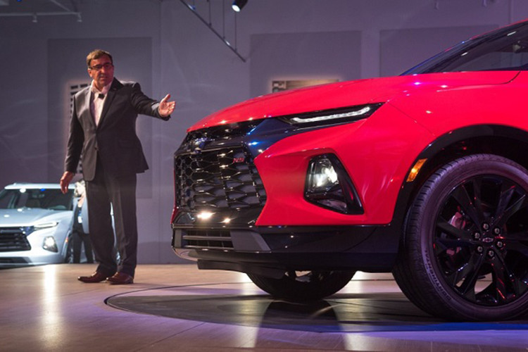 Chevrolet Blazer 2019 là dòng SUV 05 chỗ mới của GM khi nó chỉ vừa được giới thiệu hồi tháng 06/2018 tại quê nhà Bắc Mỹ. Thiết kế ngoại thất xe với phần đầu được trang bị đèn pha HID và lưới tản nhiệt màu đen cỡ lớn. Bên cạnh đó là dải đèn LED định vị ban ngày nằm cao hơn cụm đèn pha khá giống Jeep Cherokee và Hyundai Kona.