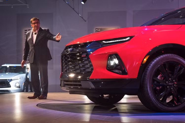 Chevrolet Blazer 2019 là dòng SUV 05 chỗ mới của GM khi nó chỉ vừa được giới thiệu hồi tháng 06/2018 tại quê nhà Bắc Mỹ. Thiết kế ngoại thất xe với phần đầu được trang bị đèn pha HID và lưới tản nhiệt màu đen cỡ lớn. Bên cạnh đó là dải đèn LED định vị ban ngày nằm cao hơn cụm đèn pha khá giống Jeep Cherokee và Hyundai Kona.