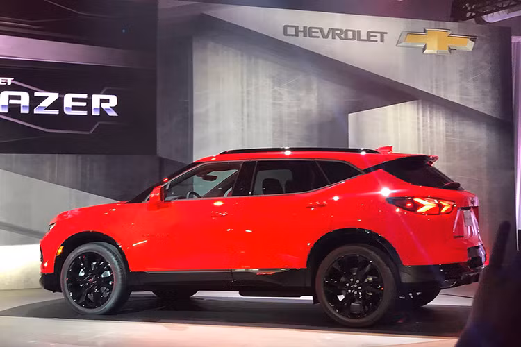 Nếu được giới thiệu và bán ra tại Thái Lan vào năm sau, Chevrolet Blazer mới sẽ cạnh tranh trực tiếp với các đối thủ đến từ Nhật Bản như: Honda CR-V, Mazda CX-5 hay Nissan X-Trail trong tầm giá từ 1,3 – 1,6 triệu Bath (tương đương 925 đến 1,13 tỷ đồng).