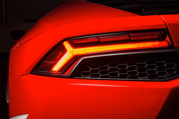 Lamborghini Huracan LP610-4 sở hữu thông số kỹ thuật dài-rộng-cao lần lượt là 4459x1924x1165(mm). So với "người anh em" Gallardo, siêu xe này cũng cứng cáp và cũng nặng hơn với trọng lượng là 1.422kg. Thiết kế khung gầm của xe là sự kết hợp giữa nhôm và sợi carbon, mang lại độ bền cao và trọng lượng nhẹ cho xe.