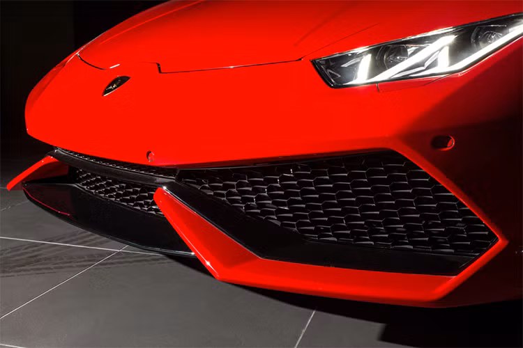 Tại thị trường Việt Nam hiện nay cũng có một chiếc Huracan sở hữu ngoại thất màu Rosso Mar tuy nhiên xe thuộc phiên bản LP580-2 và hiện đã có chủ tại Hà Nội. Điểm phân biệt dễ dàng nhất giữa Huracan LP610-4 và LP580-2 chính là phần khe gió phía trước.