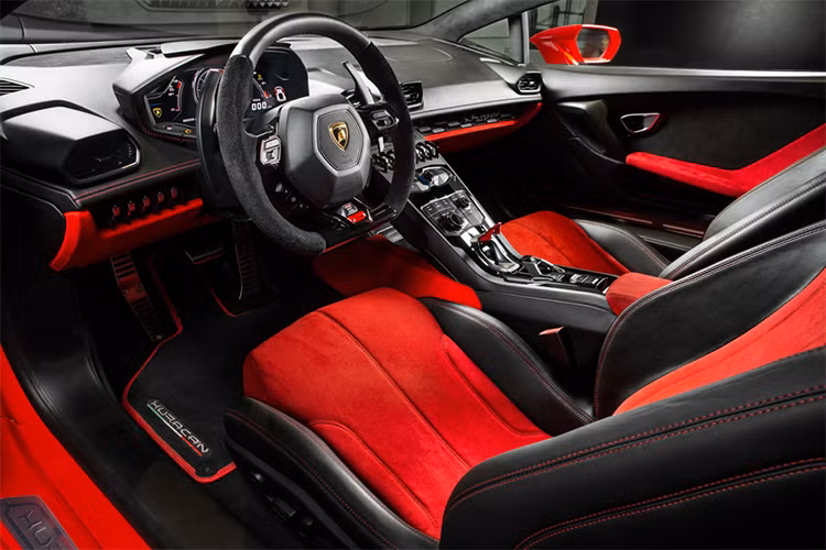 Nội thất của xe là sự kết hợp của tông màu đen và đỏ tương tự ngoại thất. Xe trang bị vô-lăng bọc da trơn kết hợp da Alcantara. Ghế ngồi thể thao chỉnh điện, tựa đầu mỗi ghế có sự xuất hiện của logo Lamborghini.