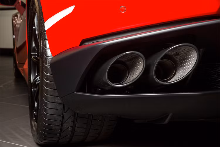 Tại thị trường Việt Nam, giá siêu Lamborghini Huracan chính hãng thời điểm vào đầu năm 2016 (trước thuế TTĐB từ 31/7/2016) khoảng 14 đến 16 tỷ đồng. Hiện tại mức giá mới của siêu xe này lên tới hơn 20 tỷ.