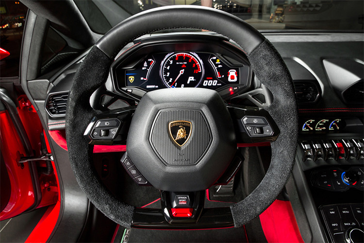 Xe được trang bị màn hình TFT kích thước 12,3 inch gắn phía sau vô-lăng là nơi cung cấp nhiều thông tin hữu ích giúp hỗ trợ người lái khi vận hành xe. Bàn đạp ga, bàn đạp phanh và chỗ để chân trái được làm từ hợp kim. Các nút điều khiển lấy cảm hứng từ máy bay chiến đấu.