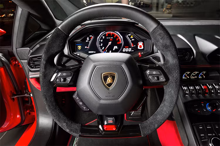 Xe được trang bị màn hình TFT kích thước 12,3 inch gắn phía sau vô-lăng là nơi cung cấp nhiều thông tin hữu ích giúp hỗ trợ người lái khi vận hành xe. Bàn đạp ga, bàn đạp phanh và chỗ để chân trái được làm từ hợp kim. Các nút điều khiển lấy cảm hứng từ máy bay chiến đấu.