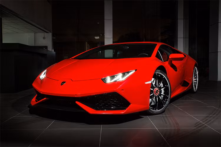 Hiện chiếc Lamborghini Huracan LP610-4 màu đỏ Rosso này đang được trưng bày tại showroom chính hãng của Lamborghini tại Hà Nội. Nó được định giá khoảng hơn 20 tỷ đồng và sắp đến tay khách hàng.
