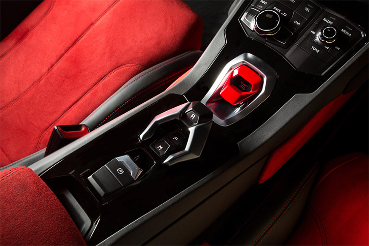 Huracan LP610-4 được giới chuyên môn đánh giá là mẫu siêu xe thực dụng nhất mà thương hiệu Lamborghini từng sản xuất. Xe sở hữu bình xăng 80 lít, động cơ 5,2 lít V10, kết hợp cùng hộp số 7 cấp cho công suất cực đại 610 mã lực và mô-men xoắn 860 Nm.