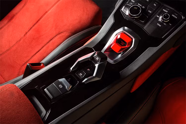 Huracan LP610-4 được giới chuyên môn đánh giá là mẫu siêu xe thực dụng nhất mà thương hiệu Lamborghini từng sản xuất. Xe sở hữu bình xăng 80 lít, động cơ 5,2 lít V10, kết hợp cùng hộp số 7 cấp cho công suất cực đại 610 mã lực và mô-men xoắn 860 Nm.