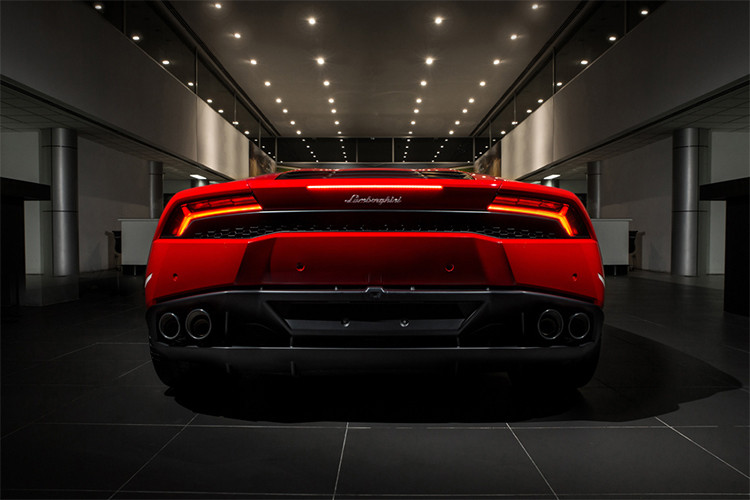 Siêu xe Lamborghini Huracan LP610-4 sở hữu dàn đèn pha trước full LED là cải tiến so với thế hệ trước đây. Bên cạnh đó, chiều cao siêu xe này chỉ 1,165 mm, ngang hông người lớn. Thân xe với các chi tiết được làm từ sợi carbon bao gồm ốp cản trước, cánh gió, ốp thân xe...