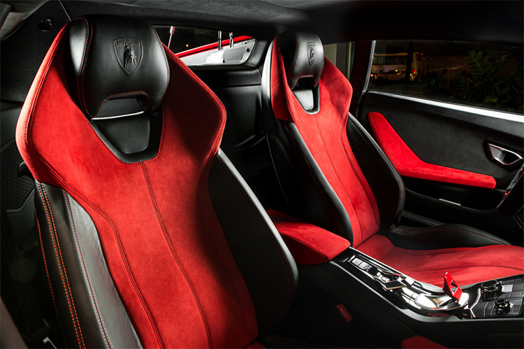 Ghế ngồi của xe thiết kế thể thao mag phong cách xe đua được bọc da lộn màu đỏ trùng tông ngoài thất, da trơn màu tối với các đường chỉ nổi.