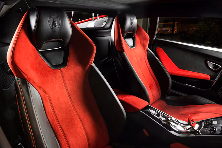 Ghế ngồi của xe thiết kế thể thao mag phong cách xe đua được bọc da lộn màu đỏ trùng tông ngoài thất, da trơn màu tối với các đường chỉ nổi.
