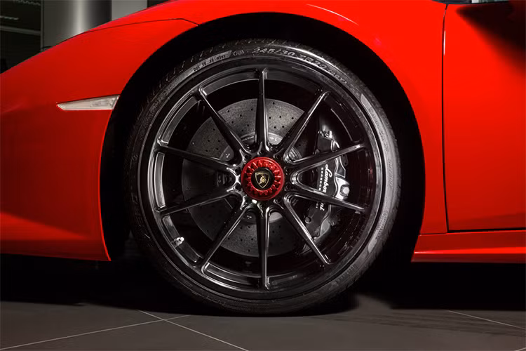 Khi mới về nước, Huracan LP610-4 được trang bị bộ la-zăng nguyên bản 20 inch kết hợp cùm phanh đen tương tự những chiếc Huracan được đưa về trước đó. Để tạo thêm ấn tượng khác biệt, Lamborghini Hà Nội quyết định thay bộ mâm mới hàng hiệu cho xe. Bộ mâm uy tín được chọn lựa chính là bộ mâm xe đua thể thao Central Lock.