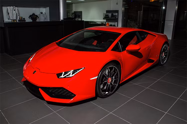 Mới đây, thương hiệu siêu xe Lamborghini chính hãng tại Hà Nội khiến tín đồ đam mê "bò mộng" trong nước thêm thỏa mãn khi ưu ái thêm bộ mâm xe đua thể thao Central Lock cho siêu xe Lamborghini Huracan LP610-4 màu đỏ Rosso chính hãng đầu tiên tại Việt Nam.