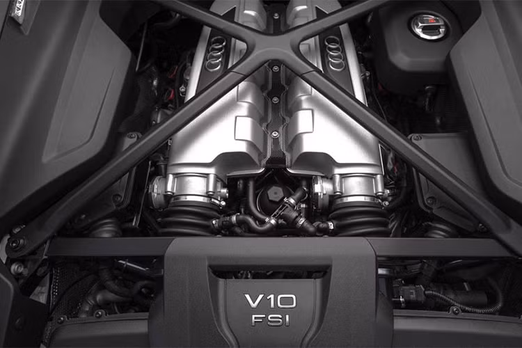 Sức mạnh của Audi R8 V10 RWS đến từ khối động cơ V10 FSI 5.2L, hút khí tự nhiên được lấy lại từ chiếc của R8 tiêu chuẩn. Điều này có nghĩa là xe sẽ có công suất 532 mã lực và mô-men xoắn cực đại 540 Nm.