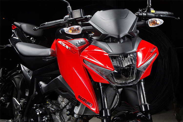 Với màu sắc mới và "đồ chơi" mạnh mẽ Suzuki GSX-S150 Yoshimura mới đã thể hiện sự thay đổi, cập nhật xu hướng mới của Suzuki theo định hướng phong cách thể thao, phù hợp với các bạn trẻ yêu thích sự khác biệt. Ngoài ra, các chi tiết xe vẫn không khác biệt so với phiên bản hiện tại.