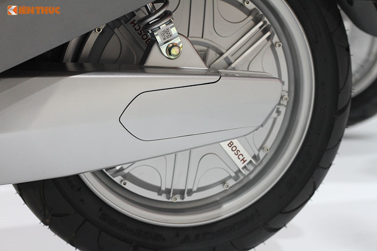 Trong đó, dòng xe máy điện thông minh của VinFast được trang bị nhiều tính năng hiện đại như kết nối internet 3G, định vị GPS, khóa và mở khóa xe từ xa, đồng bộ thông tin quãng đường, thông số lái xe qua smartphone, tìm trạm sạc, trạm thuê pin, trạm dịch vụ, báo tình huống khẩn cấp qua các số điện thoại đặt trước...