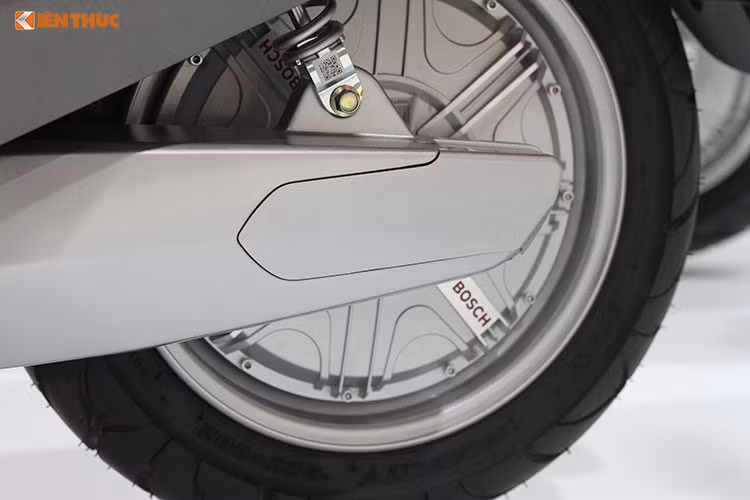 Trong đó, dòng xe máy điện thông minh của VinFast được trang bị nhiều tính năng hiện đại như kết nối internet 3G, định vị GPS, khóa và mở khóa xe từ xa, đồng bộ thông tin quãng đường, thông số lái xe qua smartphone, tìm trạm sạc, trạm thuê pin, trạm dịch vụ, báo tình huống khẩn cấp qua các số điện thoại đặt trước...