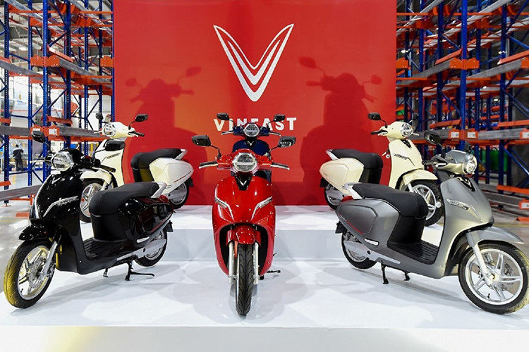 Về hệ thống trạm sạc, cho thuê pin dành cho các sản phẩm xe điện của Vinfast, Công ty có kế hoạch kết hợp với các đối tác thiết lập 30.000 - 50.000 trạm sạc và trạm thuê pin trên toàn quốc đến năm 2020, theo ba mô hình: Trạm sạc thường, trạm thuê pin và trạm sạc nhanh tại những vị trí thuận lợi nhất như bãi đỗ xe, các cửa hàng tiện ích VinMart+, hầm các chung cư cao tầng, cổng trường học, ký túc xá trường học...