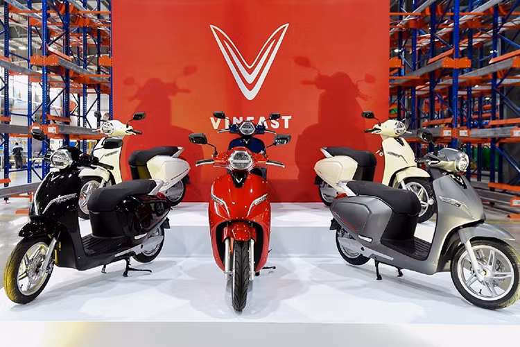 Về hệ thống trạm sạc, cho thuê pin dành cho các sản phẩm xe điện của Vinfast, Công ty có kế hoạch kết hợp với các đối tác thiết lập 30.000 - 50.000 trạm sạc và trạm thuê pin trên toàn quốc đến năm 2020, theo ba mô hình: Trạm sạc thường, trạm thuê pin và trạm sạc nhanh tại những vị trí thuận lợi nhất như bãi đỗ xe, các cửa hàng tiện ích VinMart+, hầm các chung cư cao tầng, cổng trường học, ký túc xá trường học...