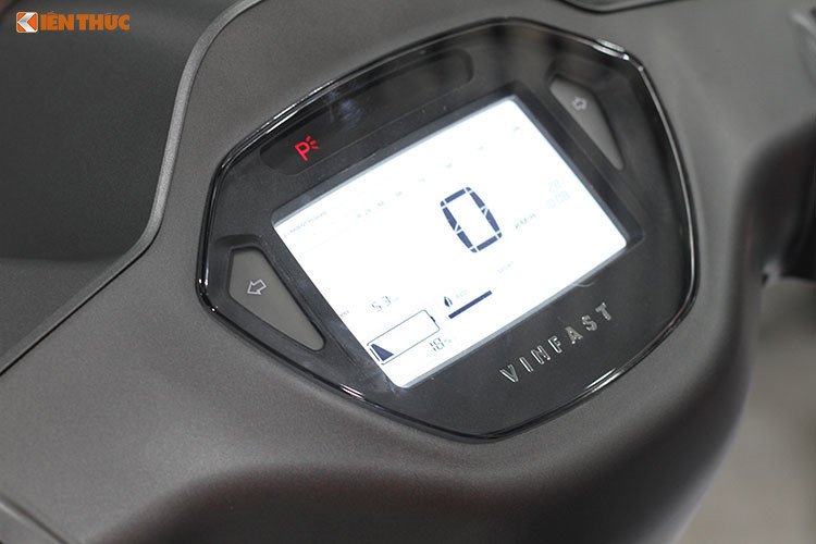 Đặc biệt, mẫu xe máy điện thông minh hoàn toàn mới này cũng được thiết kế dành riêng cho thị trường trong nước, VinFast eScooter không chỉ phù hợp thói quen sử dụng và thể trạng người Châu Á mà còn đáp ứng tốt các điều kiện đặc thù của giao thông đô thị cũng như khí hậu Việt Nam.