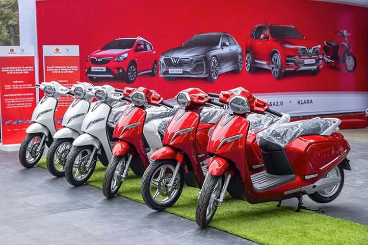  Giá xe máy điện VinFast Klara vừa tăng lên thành 50 triệu đồng cho bản Lithium-ion và 30 triệu đồng cho bản ắc quy a-xit chì. Với giá bán này, lô xe hiện tại tăng thêm khoảng 5 triệu đồng so với giá bán cuối năm 2018 và đắt hơn 9 đên 15 triệu đồng so với lần đầu đưa ra thị trường.