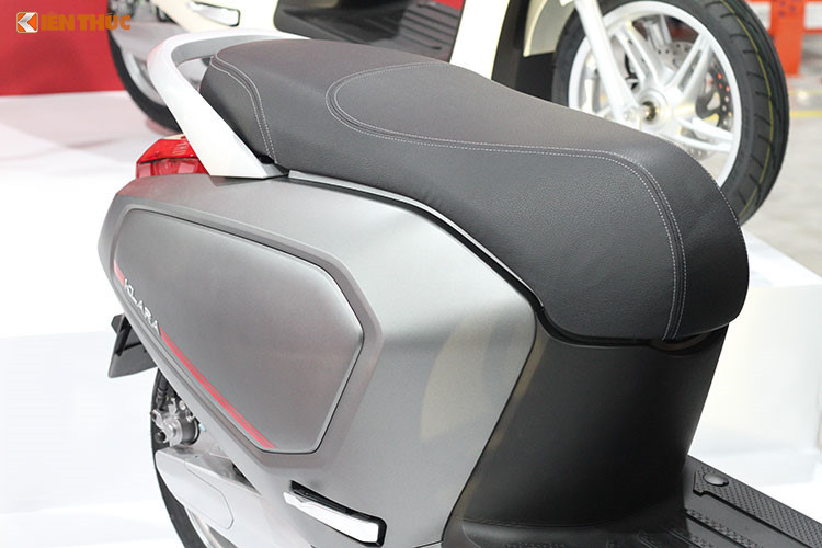 Tại thị trường xe máy điện Việt Nam hiện nay, nhà sản xuất ôtô và xe máy VinFast đã giới thiệu tới người dùng là mẫu xe máy điện thông minh Klara với 2 phiên bản chính thức, bao gồm: phiên bản cao cấp sử dụng pin Lithium-ion và phiên bản sử dụng ắc quy Acid-chì.