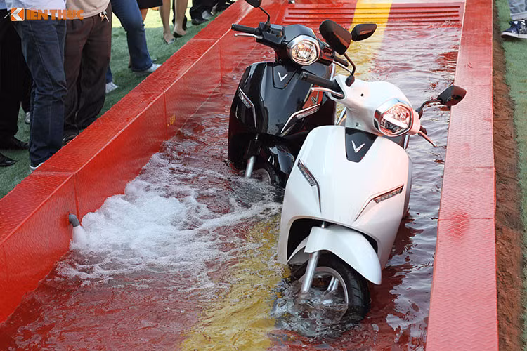 Cũng theo nhà sản xuất xe VinFast đã công bố - thời gian tới, hệ sinh thái toàn diện cho xe điện thông minhcủa họ lần đầu tiên xuất hiện sẽ có độ phủ rộng khắp Việt Nam. Hệ sinh thái bao gồm: Hệ thống trạm sạc và trạm thuê pin, Hệ thống điện toán đám mây cùng ứng dụng mobile và Hệ thống đại lý uỷ quyền.