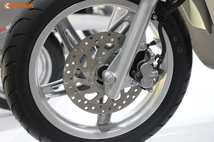 Sản phẩm thiết kế hiện đại với các chi tiết được chau chuốt, phù hợp với vóc dáng người dùng Việt Nam. Ngoài việc trang bị đèn led hiện đại và tiết kiệm năng lượng cho xe - nó còn có khả năng chống ngập nước cao, di chuyển không gây tiếng ồn, không xả khí thải và tiết kiệm chi phí đáng kể so với xe xăng truyền thống