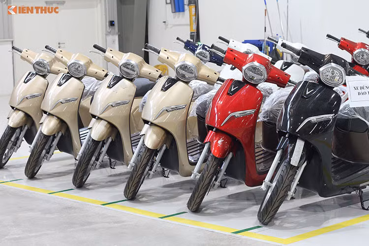 Ngoài ra trong năm 2019 này, xe máy điện VinFast Klara mới sẽ có thêm một đợt tăng giá nữa vào tháng 5 tới, tương ứng với việc kết thúc lộ trình ưu đãi "ba không", và sẽ có giá cuối là 34 triệu đồng cho bản ắc-quy và 57 triệu đồng cho bản lithium-ion.