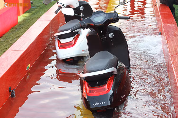 Mẫu xe máy điện đầu tiên của thương hiệu Việt mới ra mắt đã tạo nên sức hút lớn đối với khách hàng tại thị trường. Ngoài các đại lý chính thức, nhà sản xuất xe VinFast cũng có lợi thế với nhiều điểm mở bán là các trung tâm thương mại rộng khắp trên cả nước.